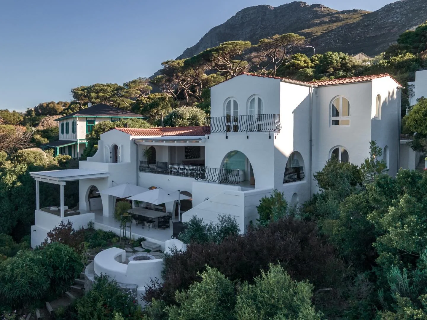 Perched between rugged mountains and the sparkling Atlantic, this white Mediterranean villa offers sun-drenched arches, private terraces, and sweeping ocean views.
With the sea below and Lion&rsquo;s Head behind, it&rsquo;s pure Cape Town magic