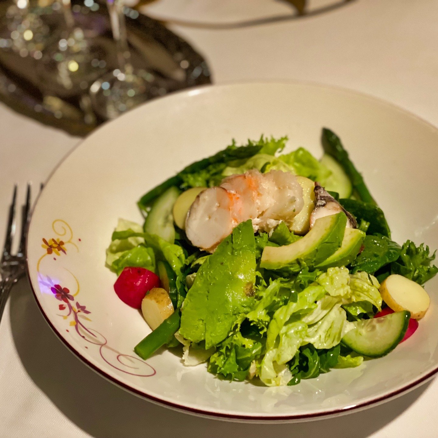 Rapunzel's Royal Table might be one of our favorite themed restaurants on Disney Cruise Line (the lantern show has all the feels). 

🚢 Here's some of the GF dishes we got on our Disney Cruise on the Disney Magic. 

1️⃣ Lobster Salad with Green and W