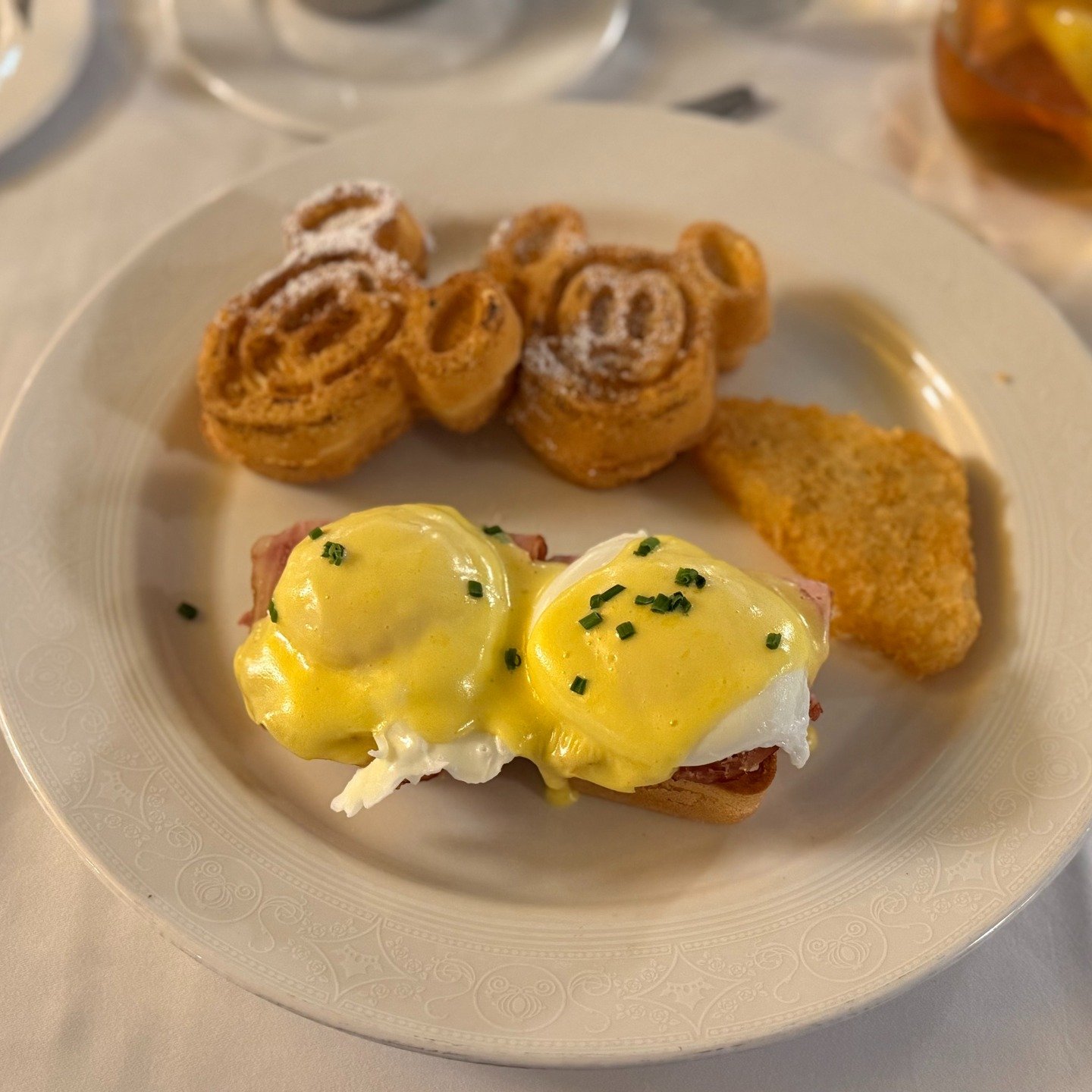 Main dining breakfast on any Disney Cruise Ship is our go-to breakfast spot for relaxed vibes to start our day.

☕️ Here's what we got at main dining breakfast served at Royal Palace on the Disney Dream on our most recent sailing. 

1️⃣ Modified GF E
