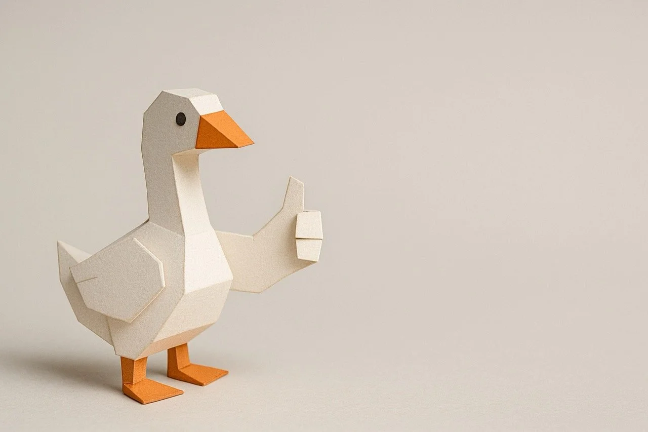Moderne, geometrische papieren karikatuur van een zwaan die een duim omhoog geeft, in neutrale tinten met oranje snavel en poten, op een lichte achtergrond.