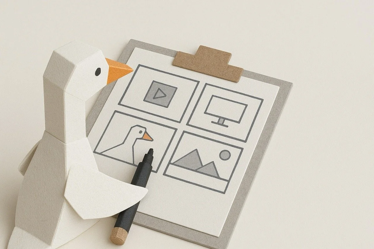 Papieren stift dat wordt gebruikt om tekeningen op een blad met vier secties te maken, bevestigd op een clipboard op een witte achtergrond. Er is een papieren duif met een gezicht en snavel, en de stift wordt door de papieren duif vastgehouden.