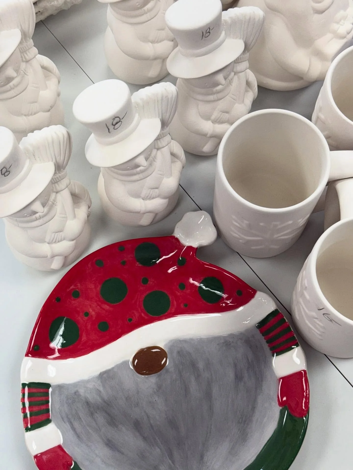 Paint-your-own pottery is getting festive!! Here&rsquo;s a sneak peek at some Christmas pieces 🎄