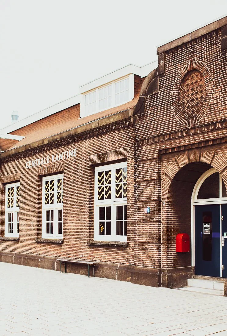 Uitvaartlocatie de RDM kantine in Rotterdam. Op de foto is de entree te zien.