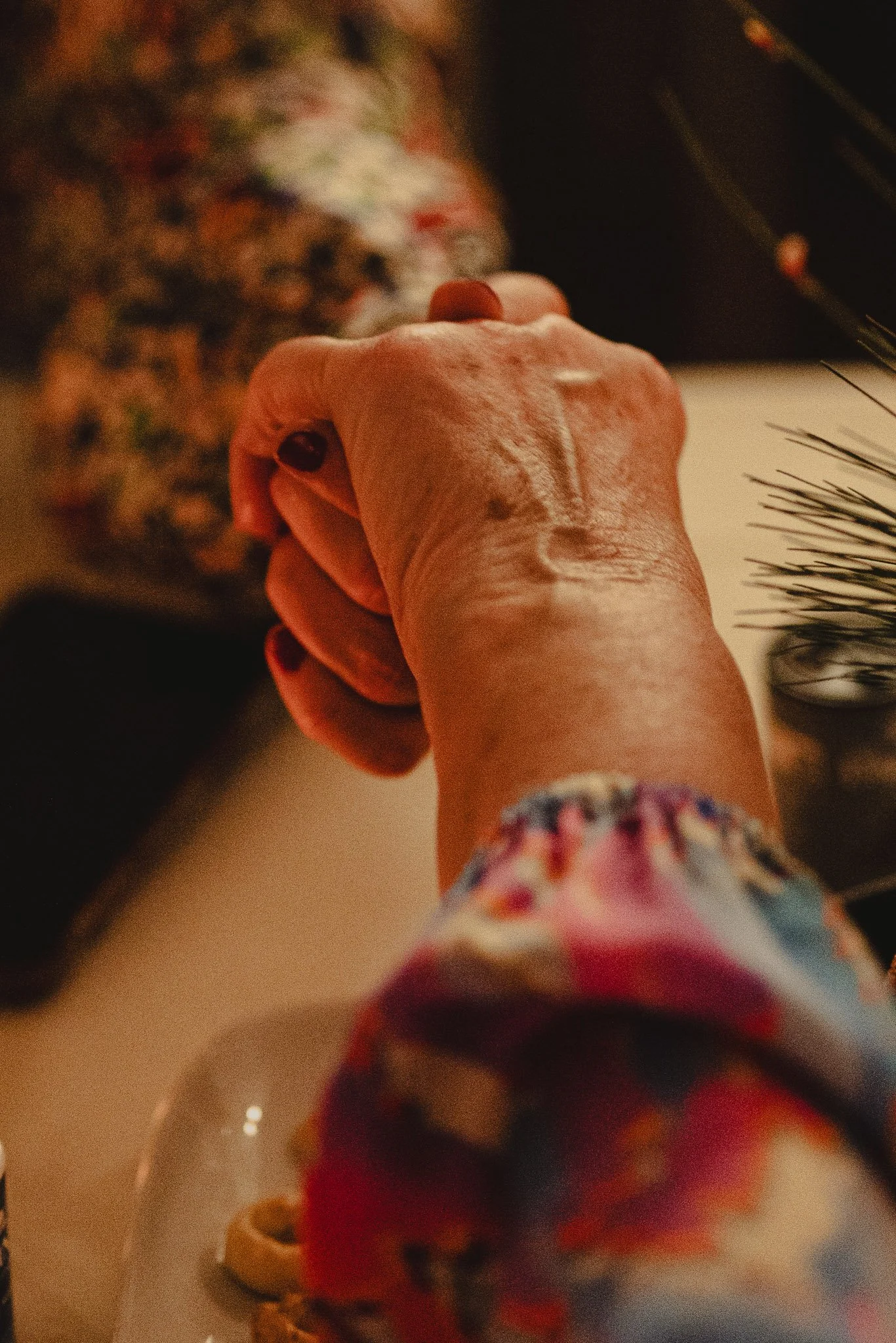 Op de foto zijn twee dames handen te zien. Deze foto is gemaakt bij een crematie in Rotterdam.