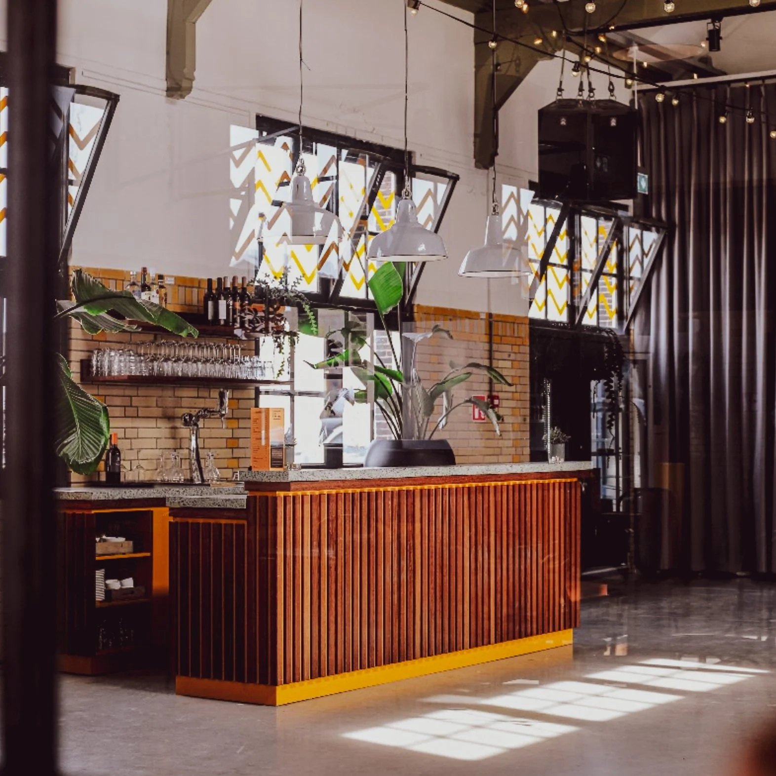 De bar van uitvaartlocatie de RDM kantine op Heijplaat in Rotterdam.