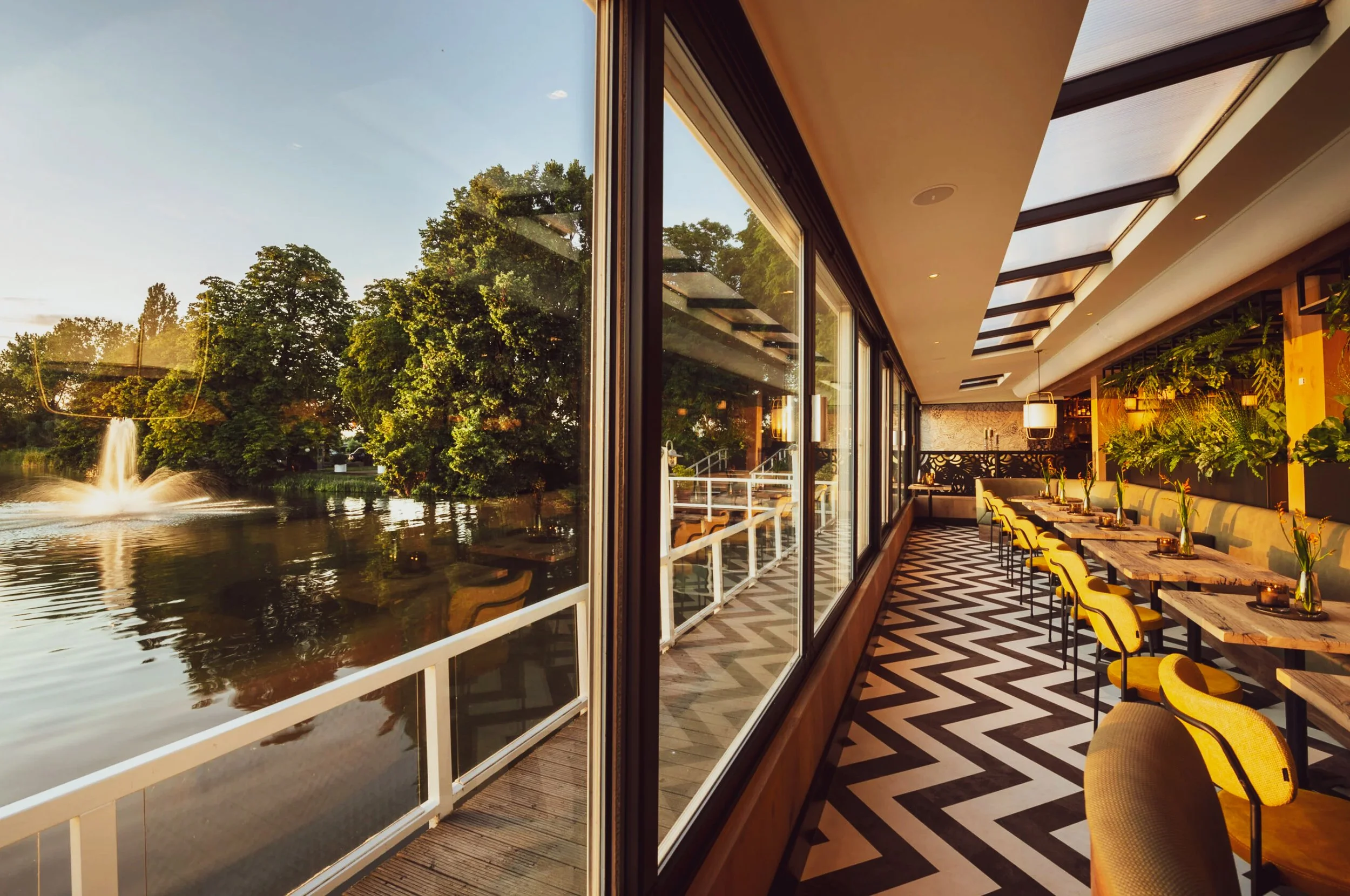 Uitvaart bij Lommerrijk met uitzicht op de Bergsche plas in Rotterdam.