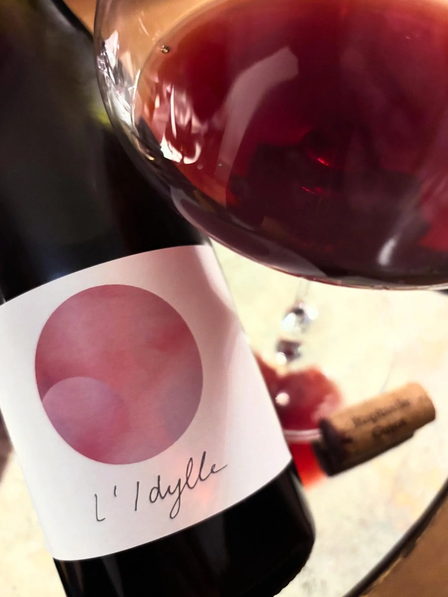Un instant suspendu&hellip; L&rsquo;Idylle #Bourgogne C&ocirc;tes d&rsquo;Auxerre | @guyot.raphaelle | #Bio | on adore ! 🤍🍷🍭🍒🫐🍓

@winebouquet33 : Aur&eacute;lie Voillot Robaldo : B&acirc;tisseuse et inspiratrice, je transforme les id&eacute;es 