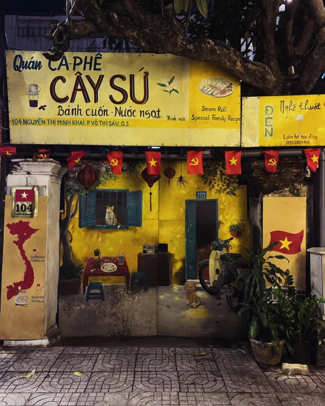 🍜 🇻🇳 Le Vietnam ne se raconte pas seulement&hellip; il se go&ucirc;te.

Entre deux rendez-vous, il y a ces moments suspendus.
Un tabouret en plastique.
Une rue anim&eacute;e.
Un bol fumant entre les mains.

Ici, tout passe par les sens.
Les herbes