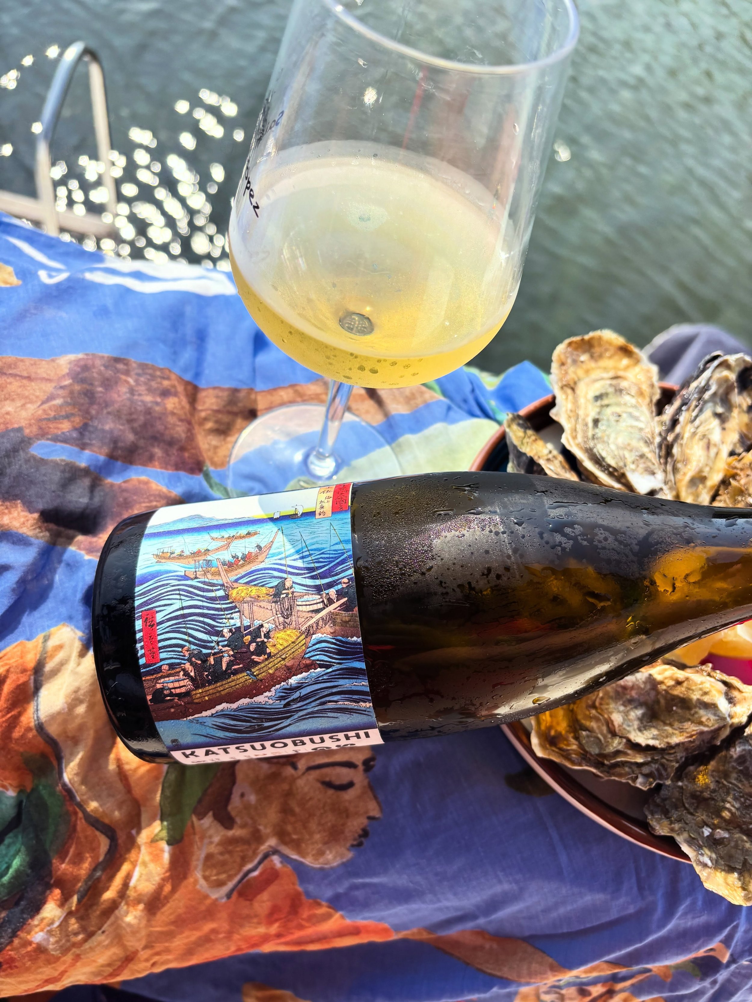 &laquo;&nbsp;Rien n&rsquo;est plus s&eacute;rieux que le plaisir de bien manger.&nbsp;&raquo; George Bernard Shaw | &Eacute;t&eacute; 2026 🦪🍋🧿✨ | #Katsuobushi #Bourgogne @anticwine @lassarat_et_fils #Chardonnay #SaintV&eacute;ran 🫶✨