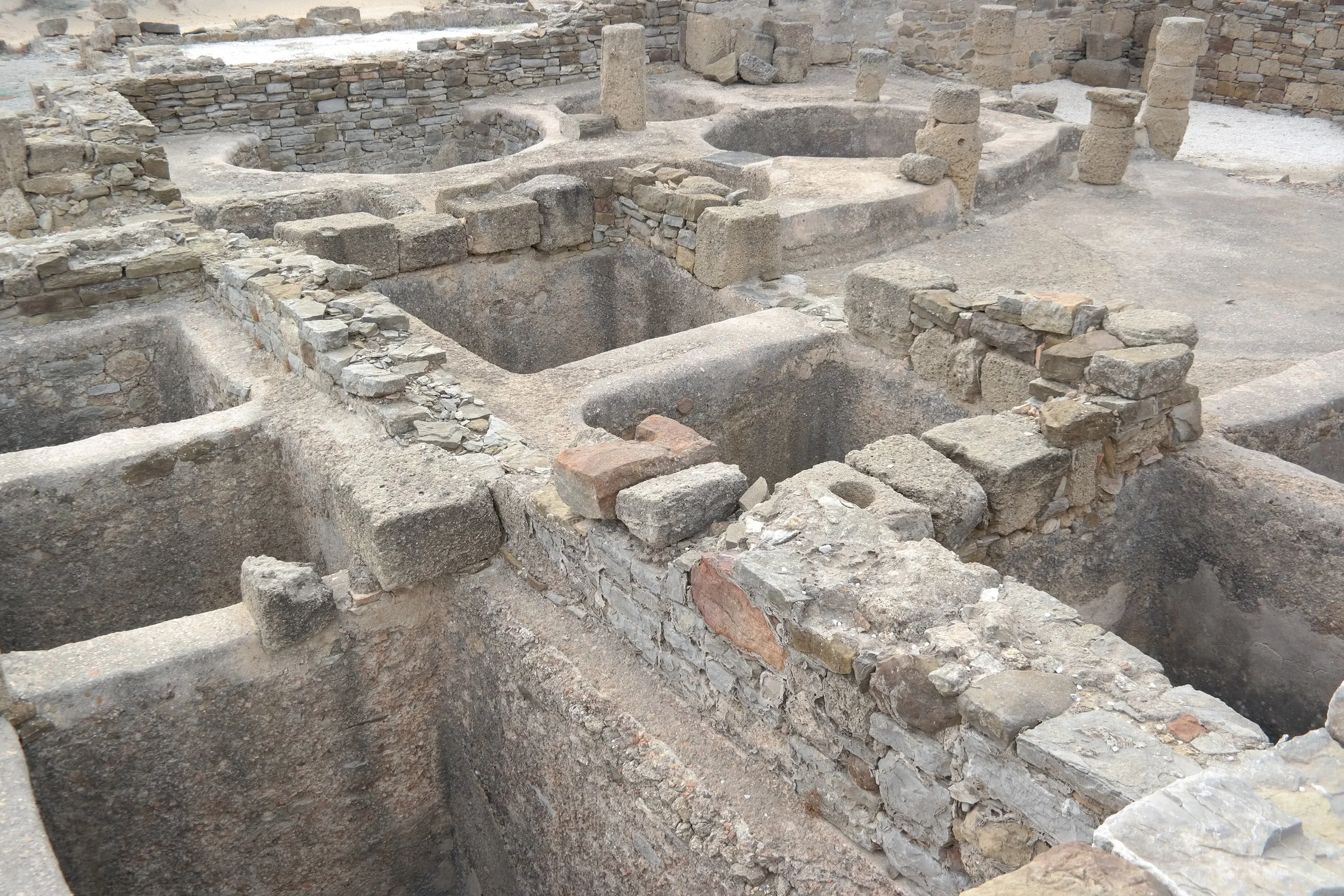 Überreste der römischen Garumfabrik in der antiken Stadt Baelo Claudia im heutigen Südspanien: Zu sehen sind Becken zur Fischverarbeitung für die Herstellung römischer Fischsauce (Garum) aus dem 1. Jahrhundert n. Chr.
