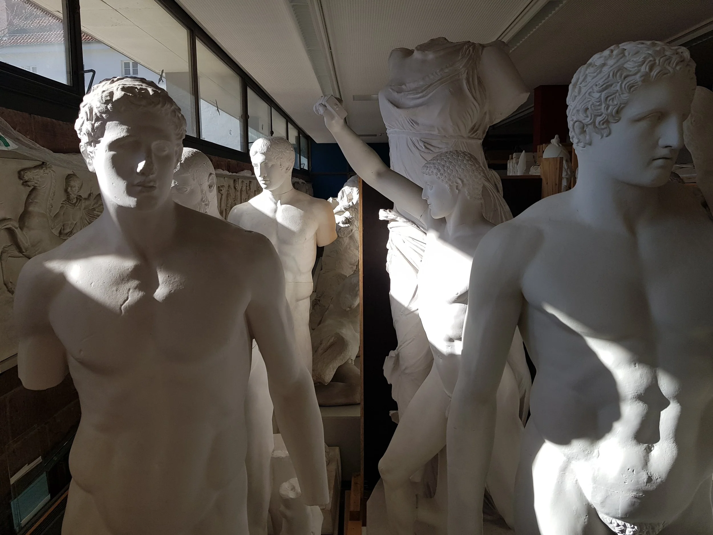 Gipsabgüsse antiker Statuen aus der Antikensammlung Heidelberg, darunter Heracles Lansdowne, die Tyrannenmörder, Doryphoros und die Nike von Samothrake (nach Originalen aus dem 5. Jh. v. Chr. bis 2. Jh. n. Chr.).