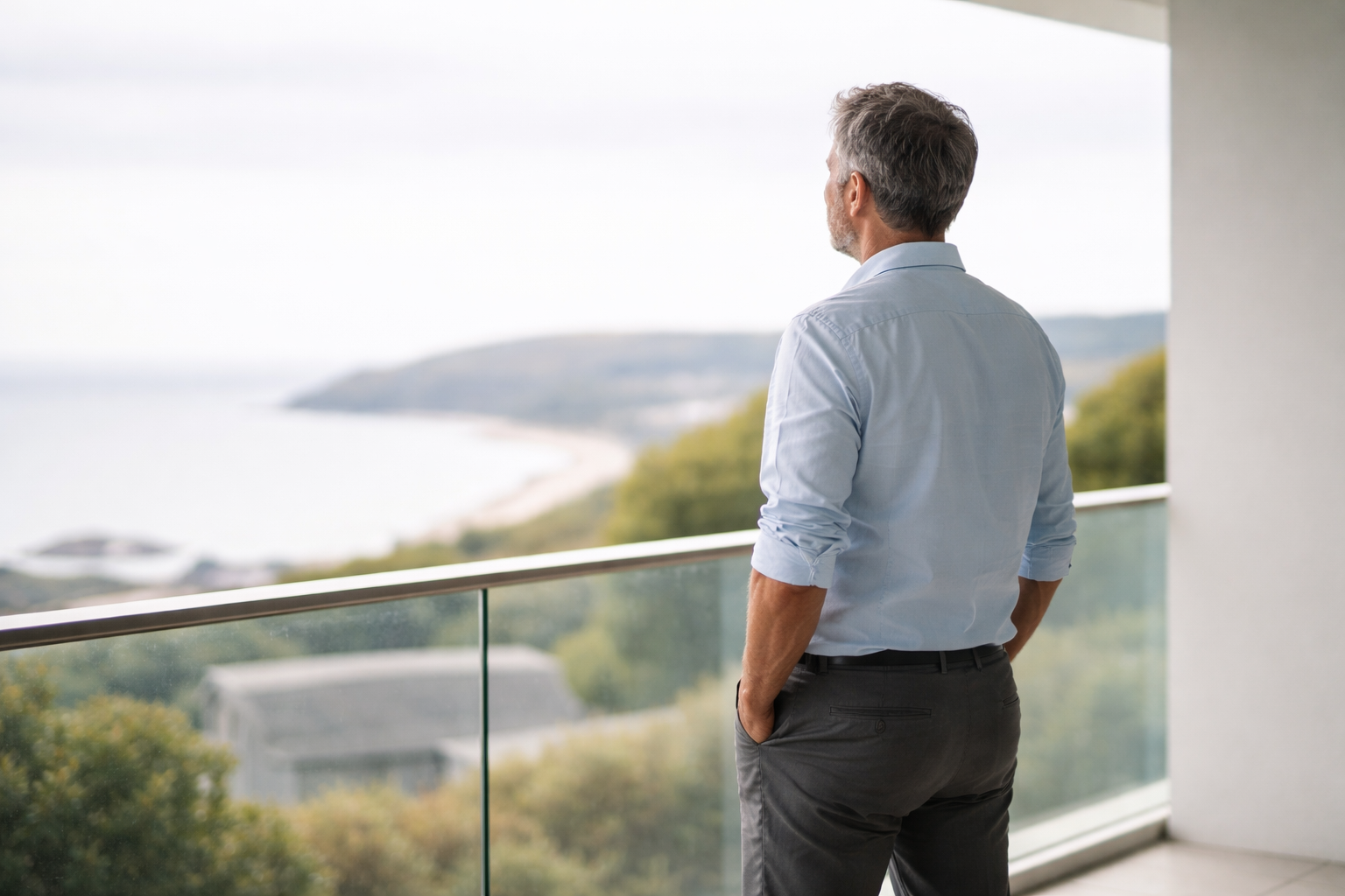 Entspannter Unternehmer, dessen Unternehmen Struktur hat.