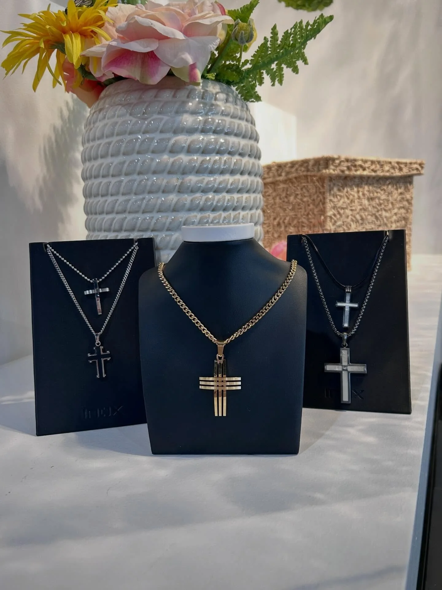 Good morning☀️!! Easter Sunday is SO soon, and we wanted to take a moment to showcase some of our Cross Necklaces that we have in stock! 🩷
&bull;
&bull; Coming in White Gold, Yellow Gold, and Sterling Silver, let your faith shine this Easter✝️