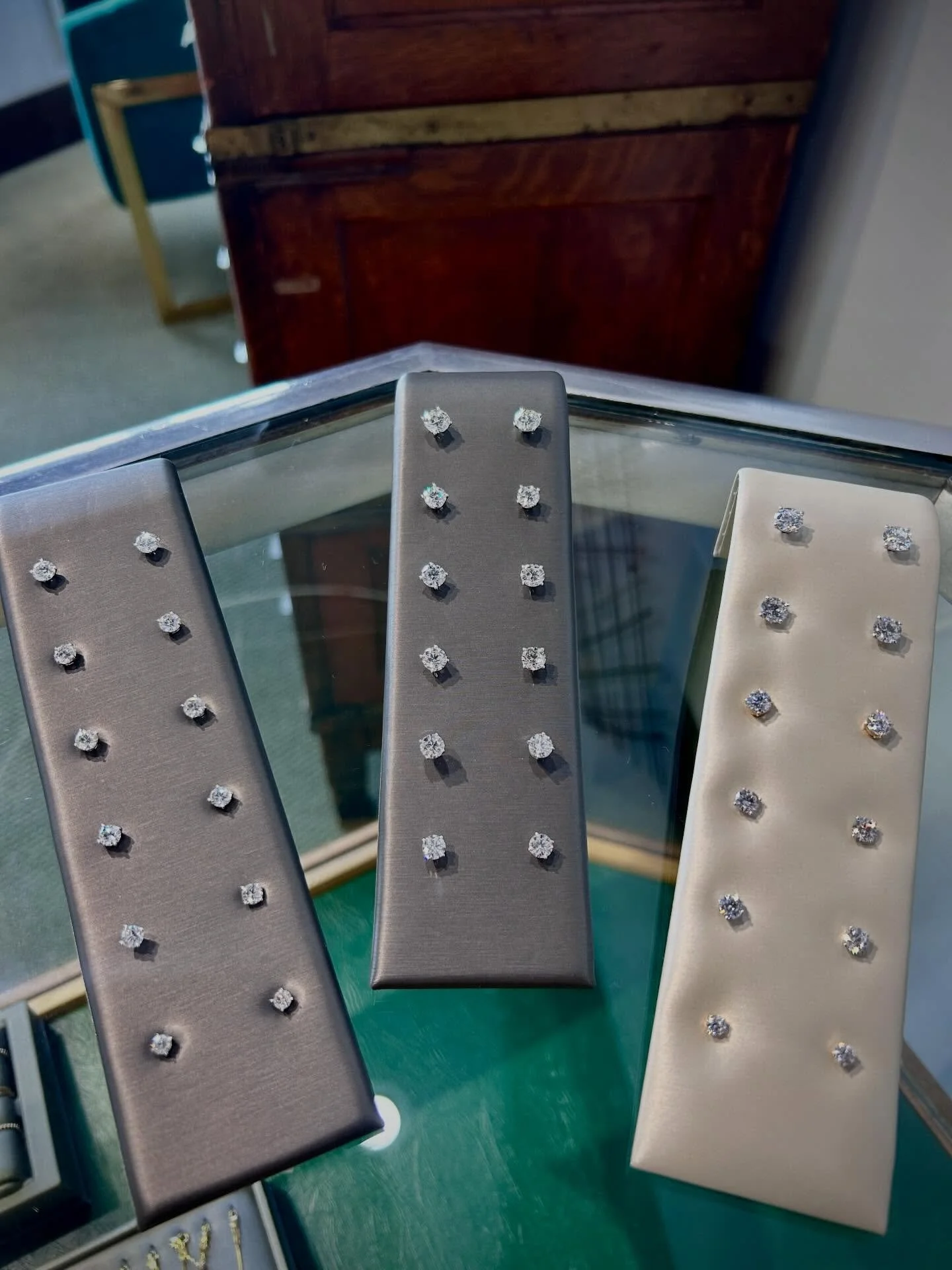 Everyday Sparkly Wear✨ 
&bull; 
&bull; Yes, we do have Diamond Stud Earrings! We have a bunch of different sizes, and we carry both Natural and Lab Grown💎
&bull;
&bull; #jamiestdm #smallbusinesssaturday #studearrings #diamonds #earrings