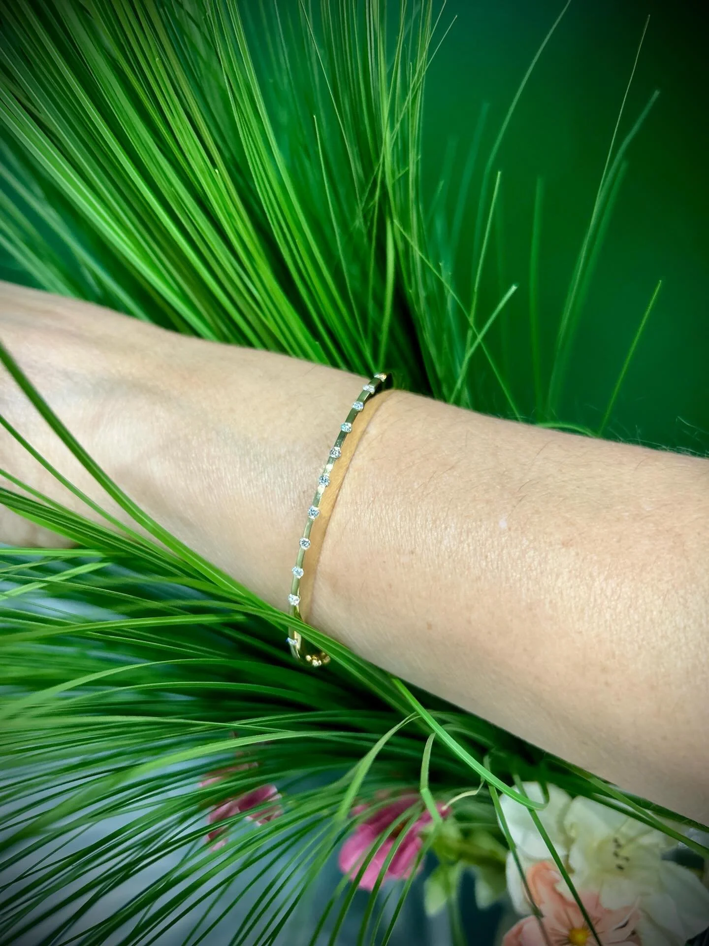 Your wrist called.. it wanted some diamonds😉💎
&bull;
&bull; This gold &amp; diamond hinged bangle bracelet is something you&rsquo;ll never want to take off!! 
#jamiestdm #banglebracelet #shoplocal #virdenillinois