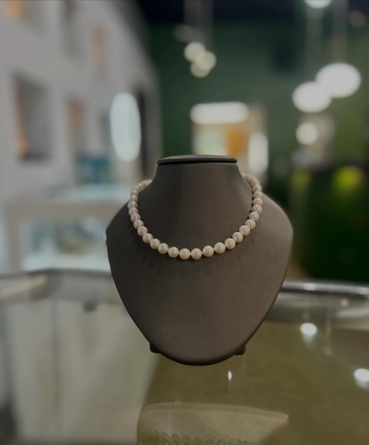 Who doesn&rsquo;t love a good pearl necklace? Estate pearls never go out of style🤍
&bull;
&bull; #jamiestdm #pearls #shoplocal #virdenillinois #estatejewelry