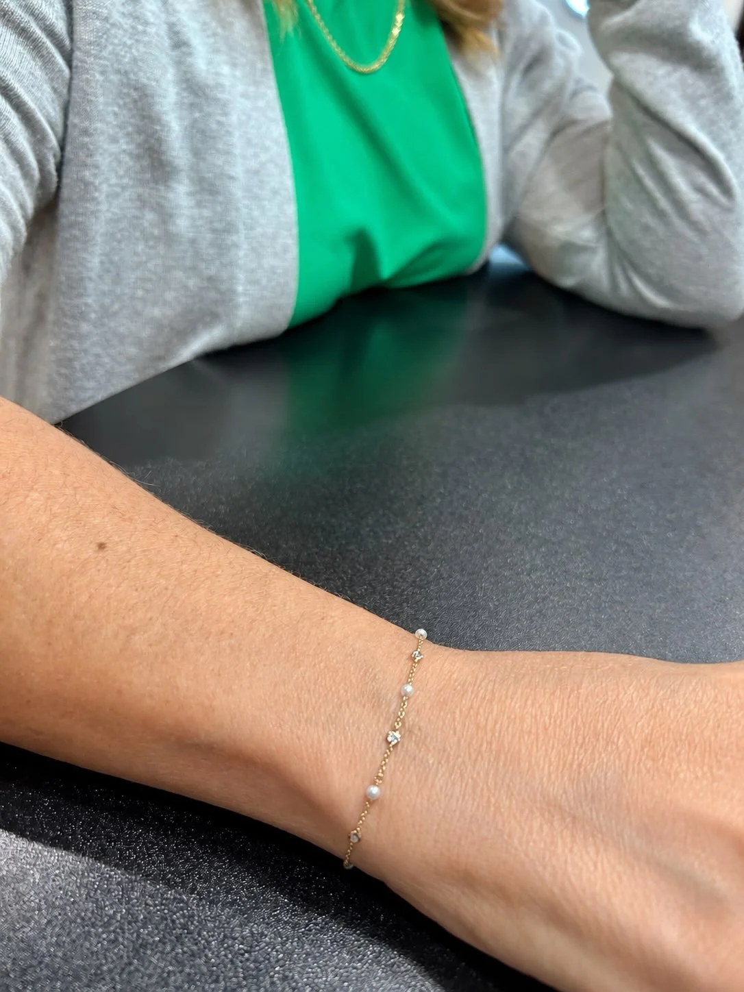 Wear jewelry that&rsquo;s on the daintier side? This Gold, Diamond, and Pearl Station Bracelet is perfect for you!! 🤍✨
#pearlbracelets #jamiestdm #virdenillinois #shoplocal #virdenillinois