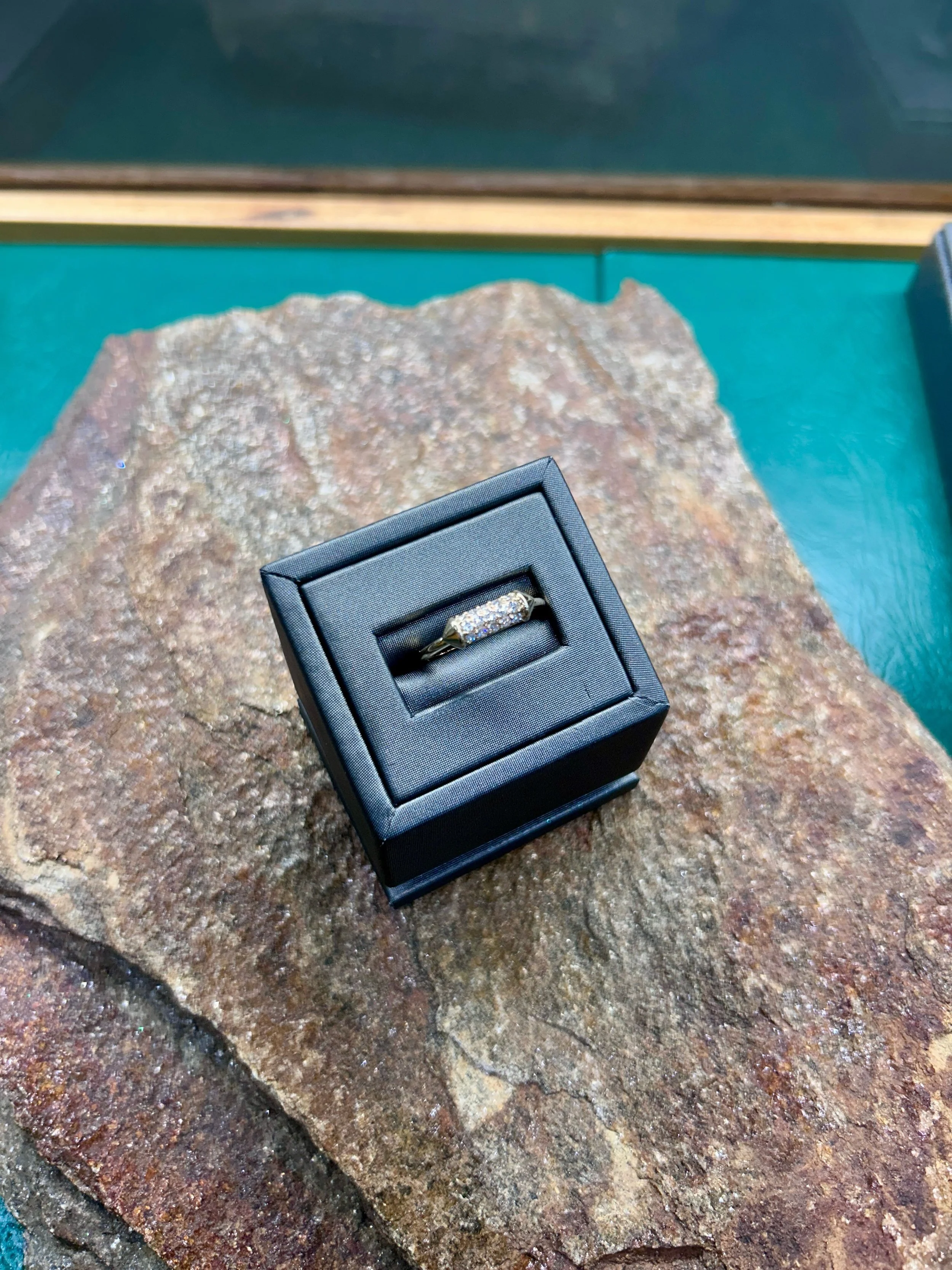 Our new and beautiful 14K Yellow Gold Diamond Scroll Ring is made to stand out💎 Make it yours today! 

#jamiestdm #virdenillinois #rings #shoplocal #happythursday