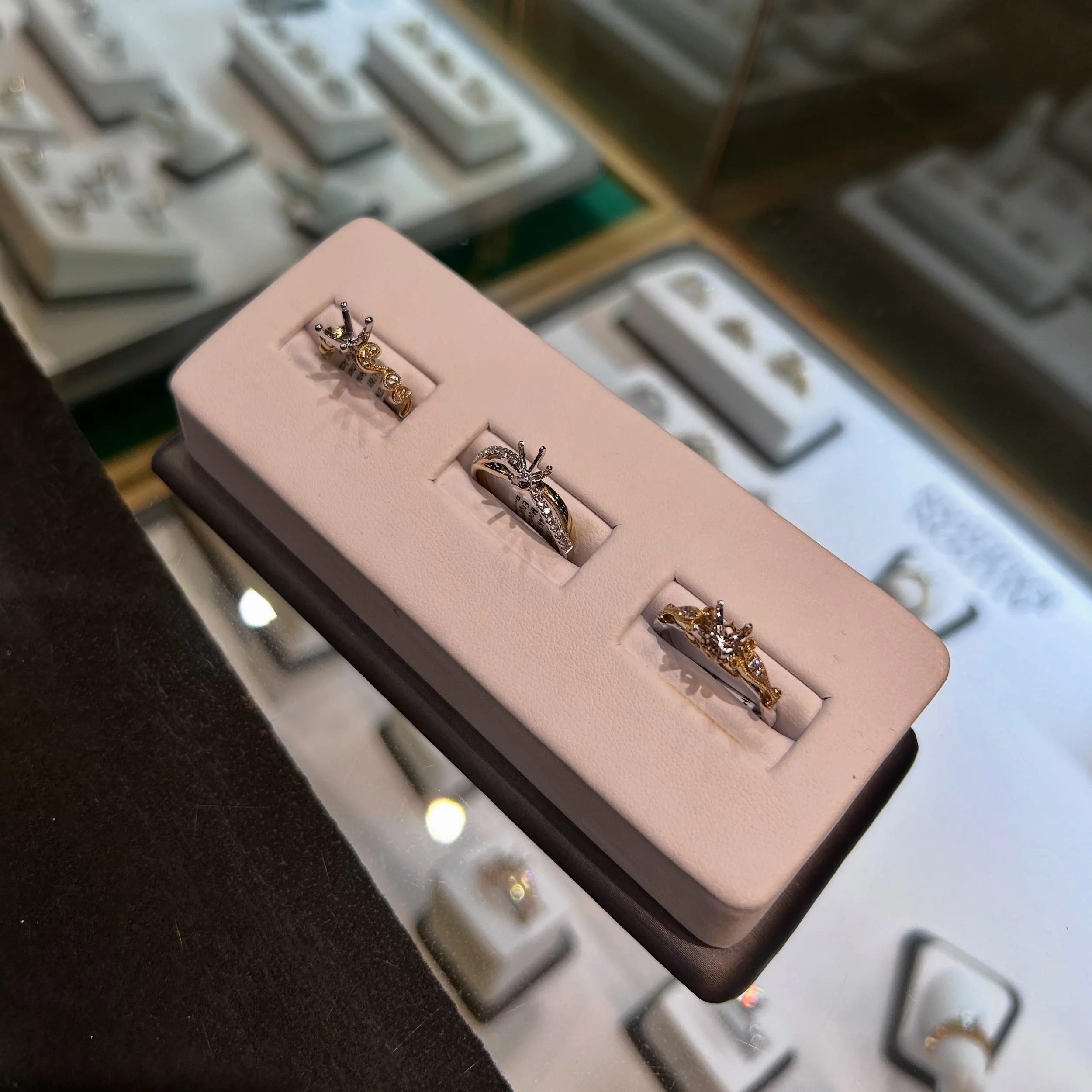Wanting to reset your stone? We have beautiful semi-mountings to choose from to help you get your upgrade!! 
💎💚

Happy Saturday!! We&rsquo;re open till 1:00pm today and hope to see you🫶

#jamiestdm #semimountring #virdenillinois #shoplocal #smallb