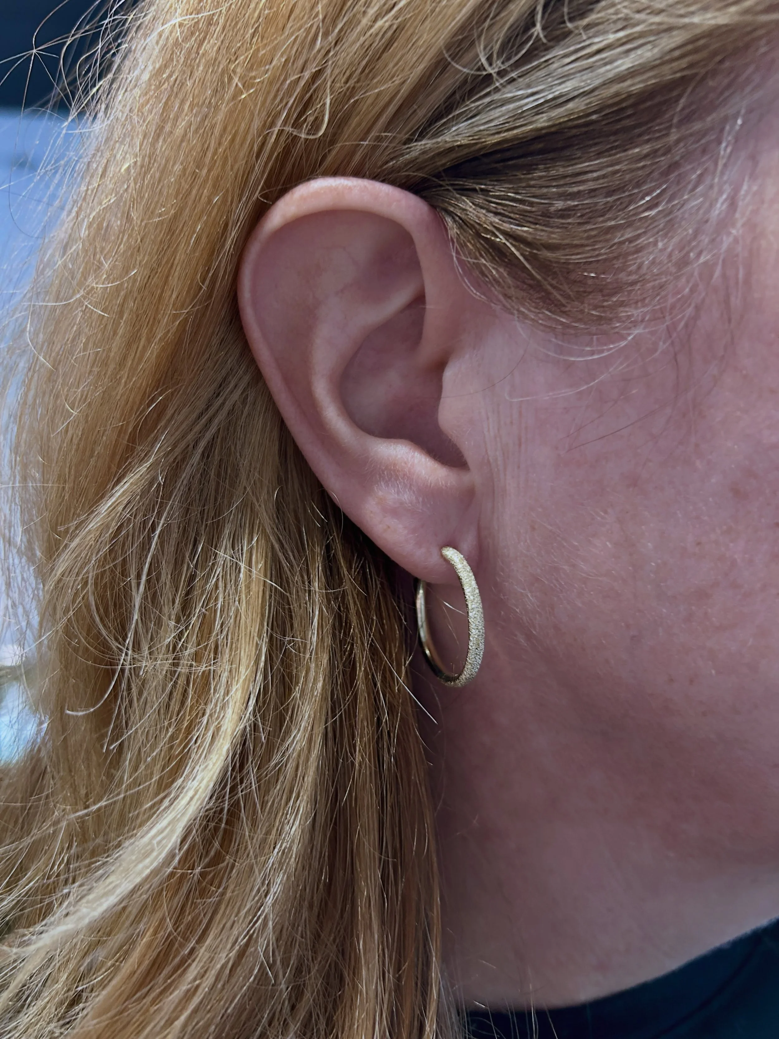 Have you ever heard of a pair of earrings with a Diamond Dust-Textured Finish? Well, these 14K Breuning hoops are just that! 💛💛

Happy Saturday!! Open till 1 today💛💛 #jamiestdm #earrings #smallbusinesssaturday #shoplocal #breuningearrings