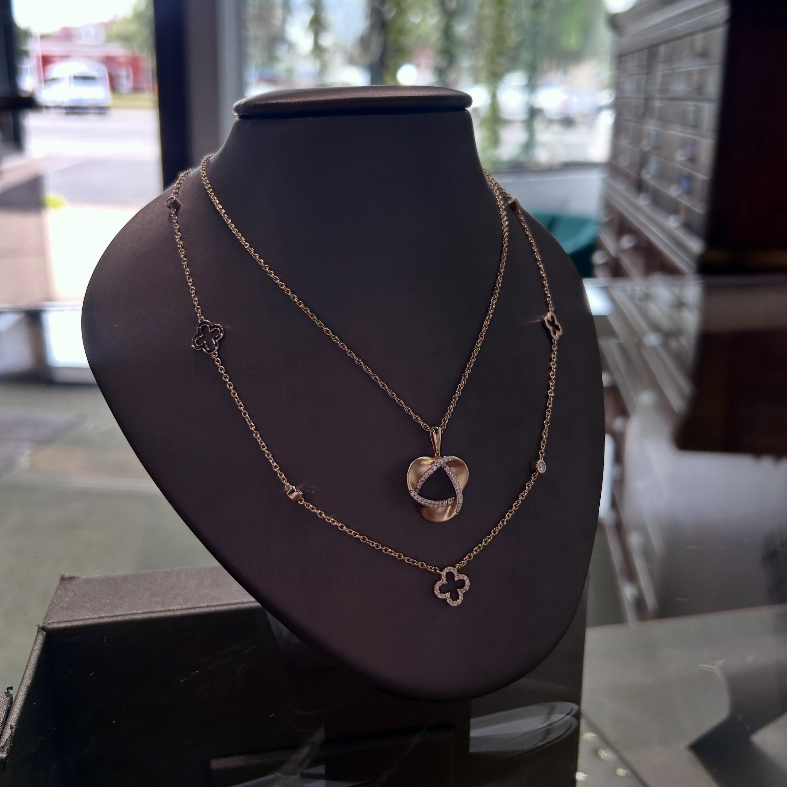 Layer it up, mix it up, make it yours✨🤎
#layerednecklaces #necklaces #jamiestdm #virdenillinois #shoplocal