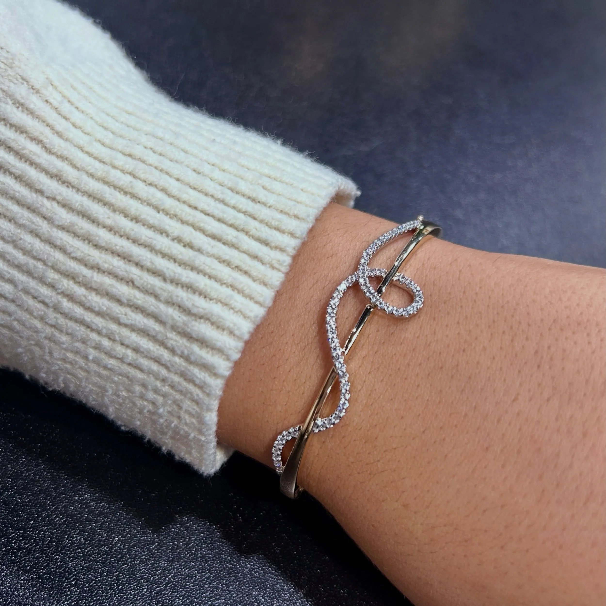 Whimsical swirl of Diamonds💫💎

This NEW Hinged Bangle Bracelet is so pretty. Don&rsquo;t miss it!! #jamiestdm #bracelets #shoplocal #virdenillinois #smalltownjewelry