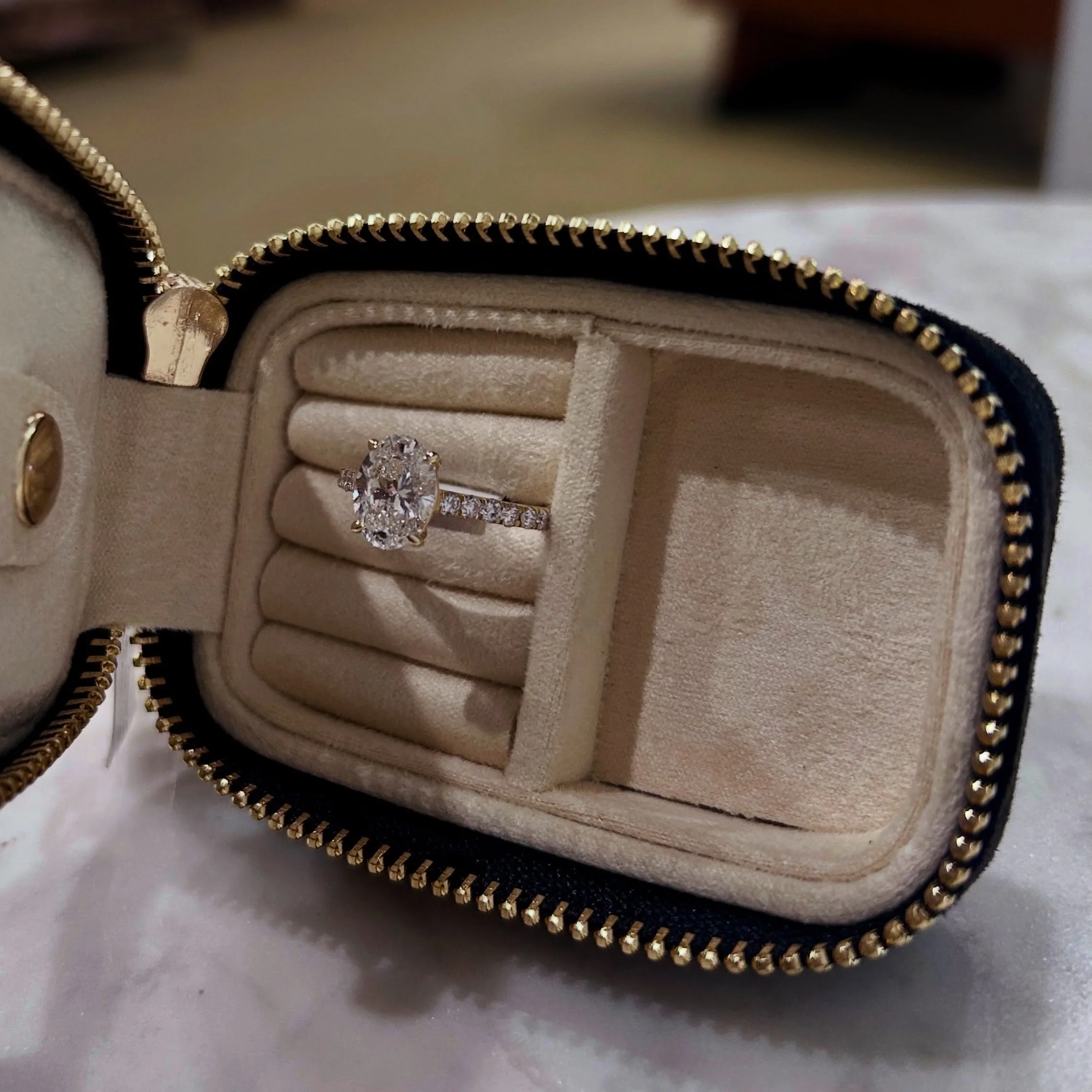 💍✨📸 A little sparkle ready to travel 

Stunning oval sparkle + little travel case🥰
#jamiestdm #virdenillinois #engagementrings #shoplocally #smalltownjewelry