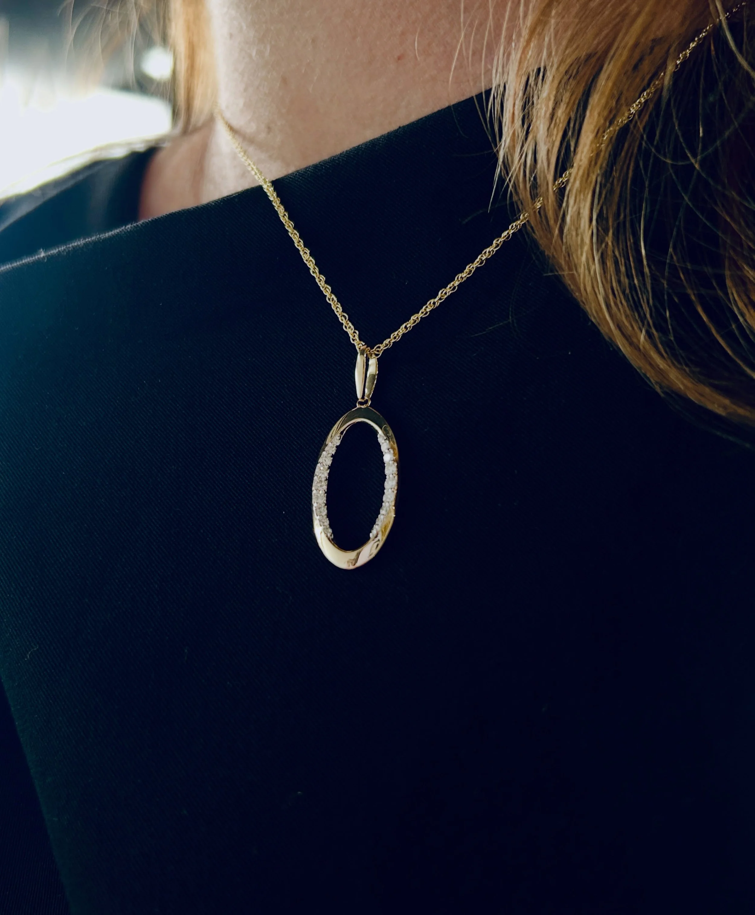 This Gold Oval Drop Diamond Pendant is Tanya&rsquo;s pick of the week! 💎👏🤩

Is it your pick of the week too? Explore our collection today💚
#jamiestdm #pendant #virdenillinois #shoplocally #smalltownjewelry