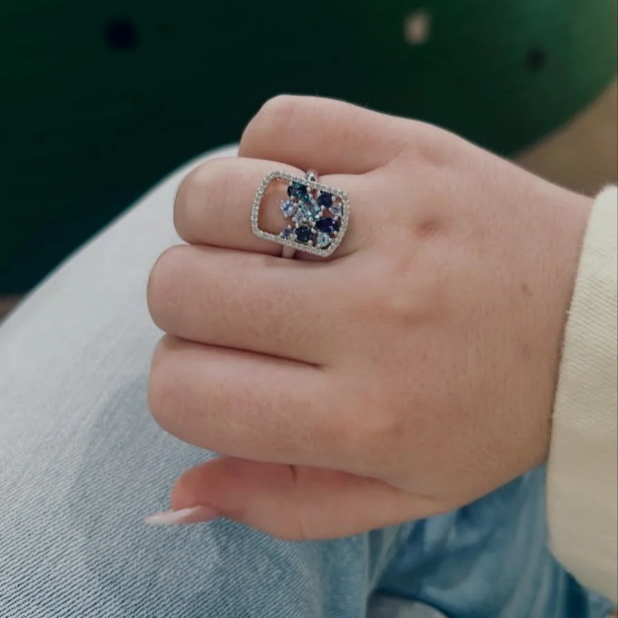 We got a new silver piece in stock!! 🎉🥳

&bull; This beautiful cluster ring is set with London Blue Topaz, Swiss Blue Topaz, Iolite, Tanzanite, &amp; White Topaz🤍🩵💙💜

It looks better in person;) 
#jamiestdm #virdenillinois #shoplocally #sterlin