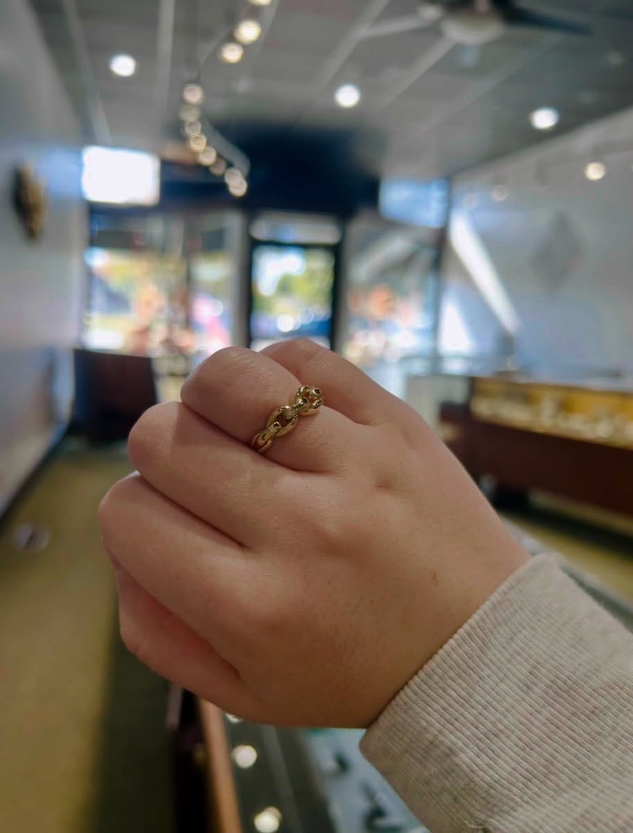 Linked together in the cutest way🔗💛 Are you loving this 14K Yellow Gold Open Chain Link style ring as much as we are? 
#jamiestdm #goldrings #virdenillinois #shoplocally #happythursday☀️