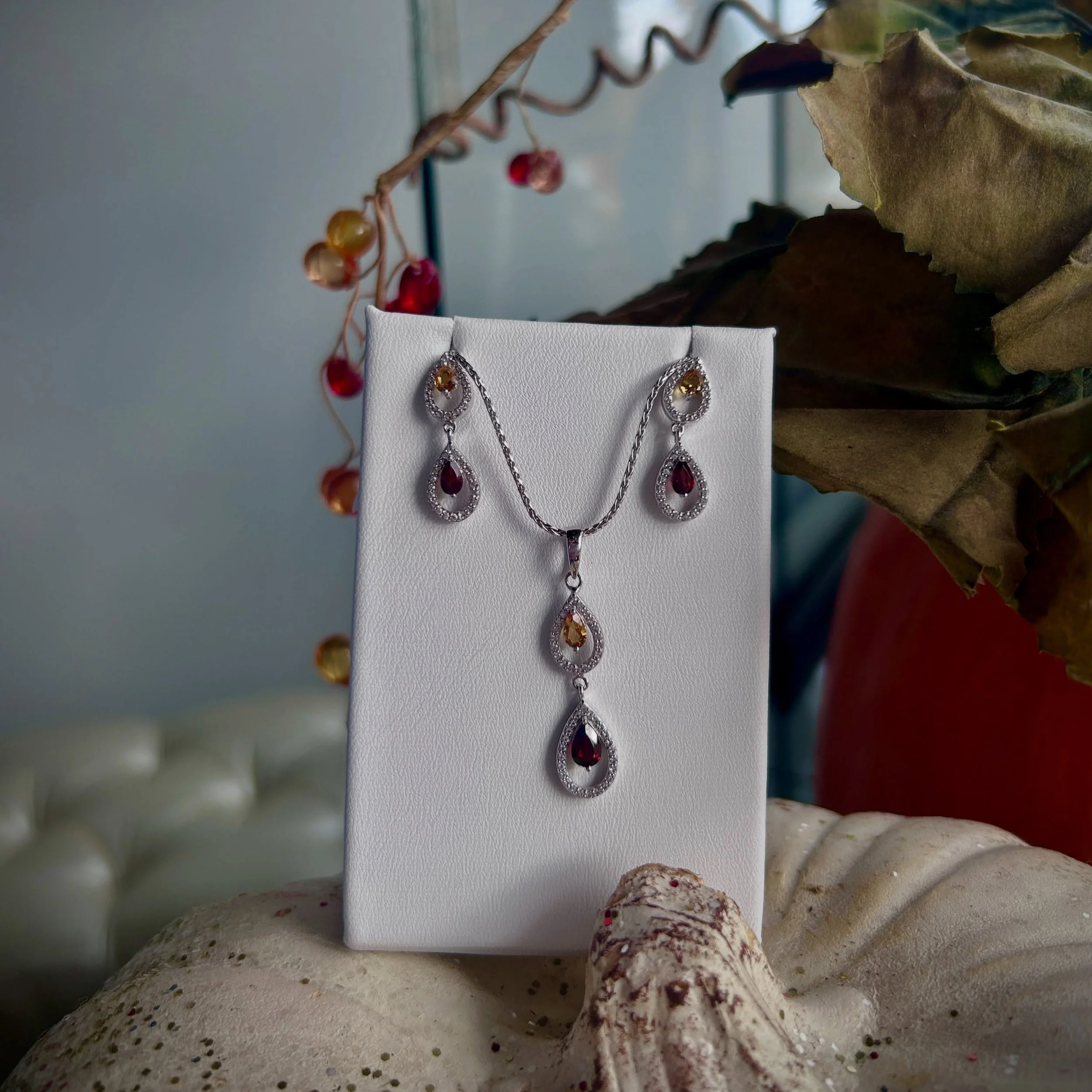 Happy Thursday!!🤗

🩶 ✨Sterling Silver Double Drop Pendant 
❤️ ✨Pear Cut Mozambique Garnet
🧡 ✨Pear Cut Citrine
🤍✨White Topaz Accents

We have a bunch of sterling silver pieces with gemstones set in them! Come in the store and take a look for yours