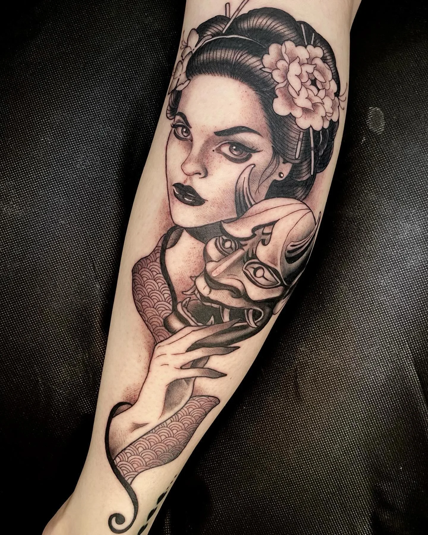 got to make this hannya lady for one of the best! Thanks always Lindsay, you tuff as shit ✨

#blackandgreytattoo #neotraditionaltattoo #neotraditional #ladyheadtattoo #ladytattoo #chicagotattooartist #chicagotattoo #chicagosuburbs #crystallakeillinoi