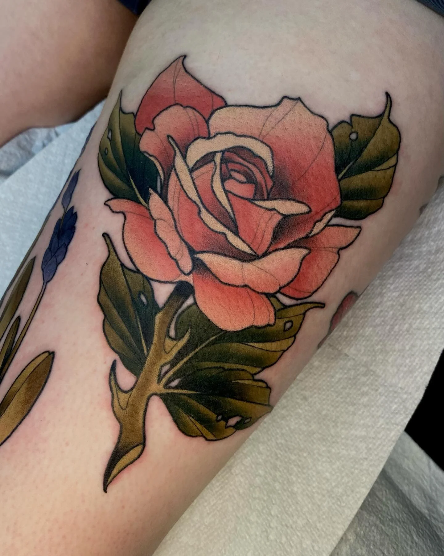 Fresh color on these predrawn floral pieces for Miranda! Thanks for sitting tough. Lines healed. 

#tattoosnob #tattoo #colortattoo #neotraditionaltattoo #chicagotattooartist #chicagosuburbstattoo #illinoistattooartist #neotraditional #rosetattoo #la