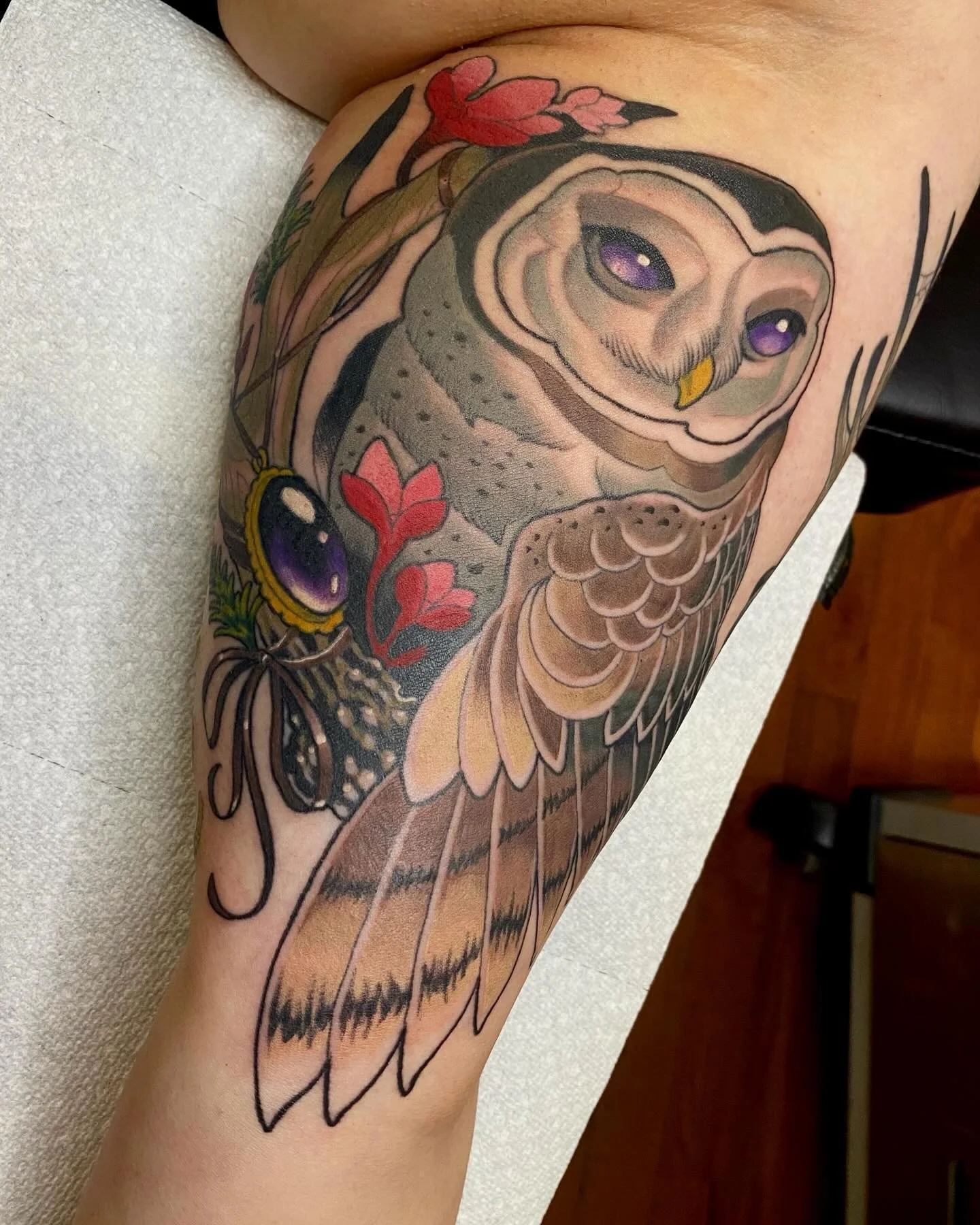 Finished this whimsical lil owl for Heather today! Lines and black healed, color fresh. Thank you always!!! 

#tattoo #owltattoo #neotraditional #neotraditionaltattoo #neotrad #chicagotattoo #chicagotattooartist #chicagosuburbs #crystallakeillinois #