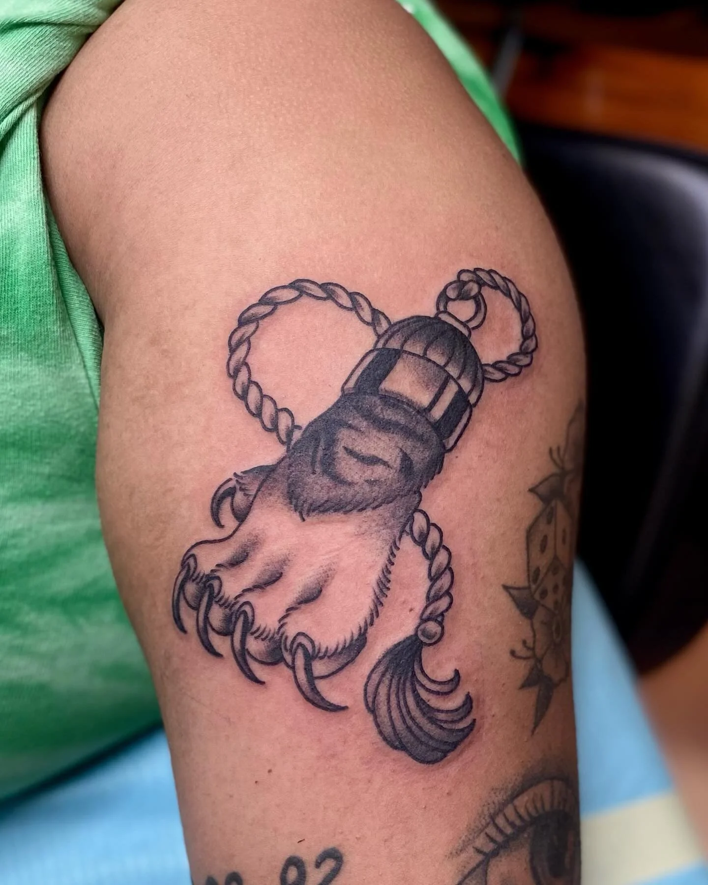 lucky cat paw with some fur pattern inspired by the late and great Walter. Thank you Liv!!

#chicagotattooartist #catpawtattoo #cattattoo #cattoo #traditionaltattoo #blackandgreytraditional #tattoo