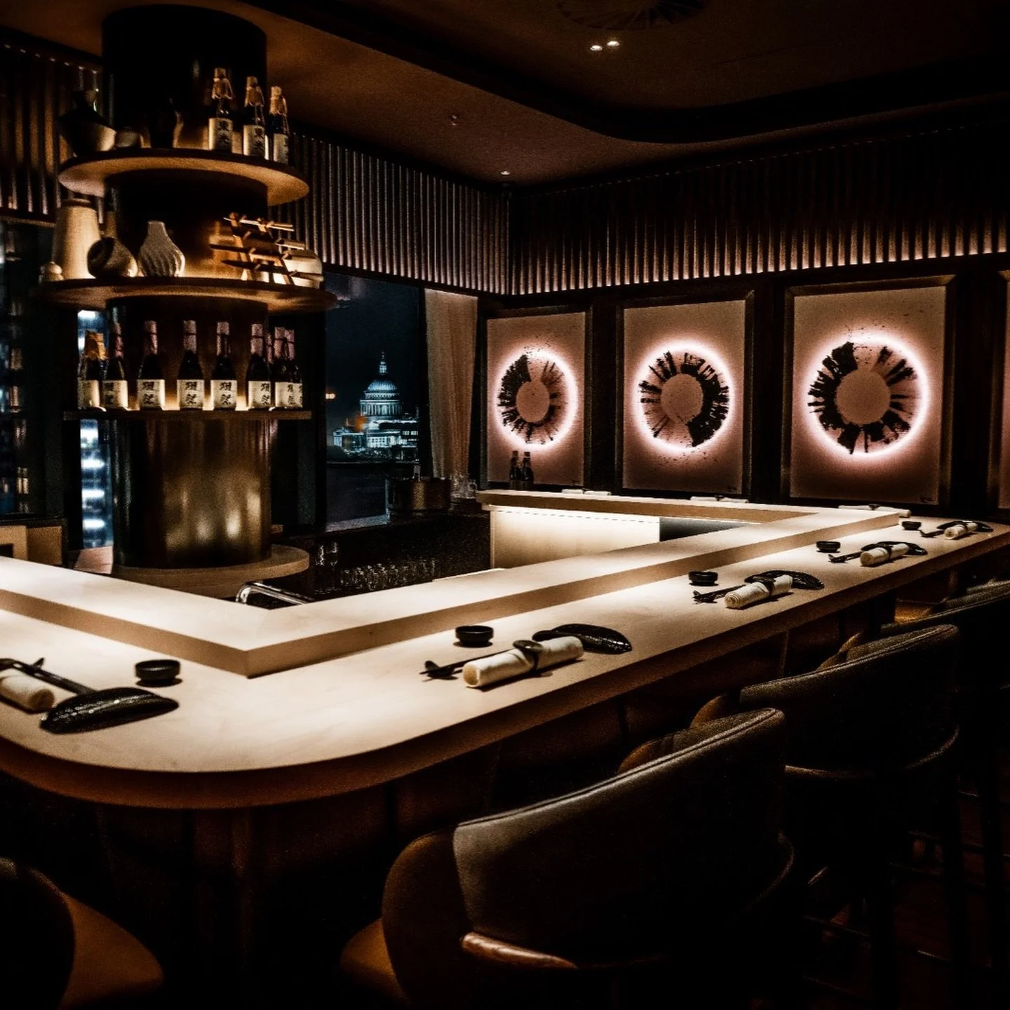 Inside LUNA Omakase.

Moonlight on wood. Shadows that dance. The quiet hum of anticipation. Every corner of LUNA is a world within a world, where time slows, and the night unfolds.