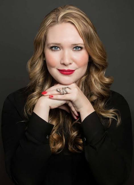 Sarah J Maas headshot