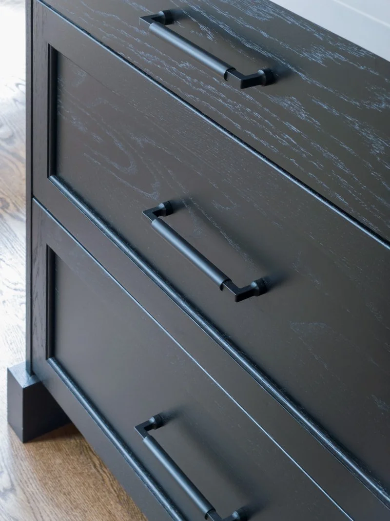 Timeless-Kitchen_Chicago_Dark-craftsman_Island_Detail_Drury-Design.jpg