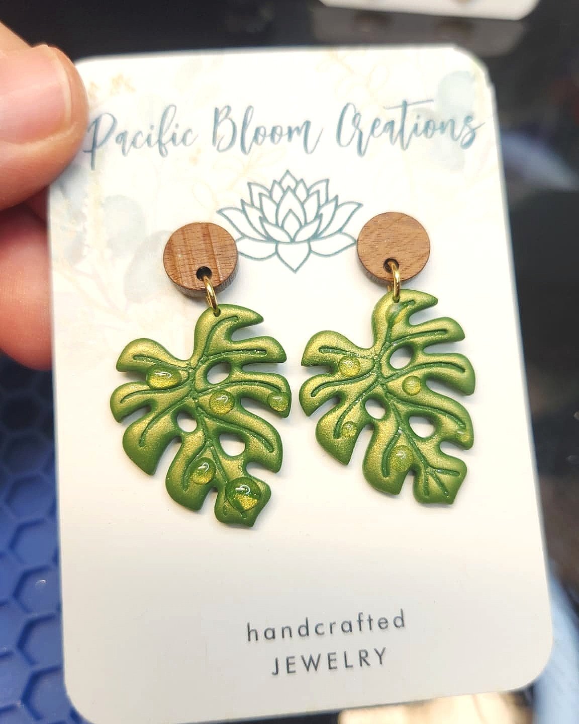 Monstera+in+Green+with+Walnut+Disc.jpg