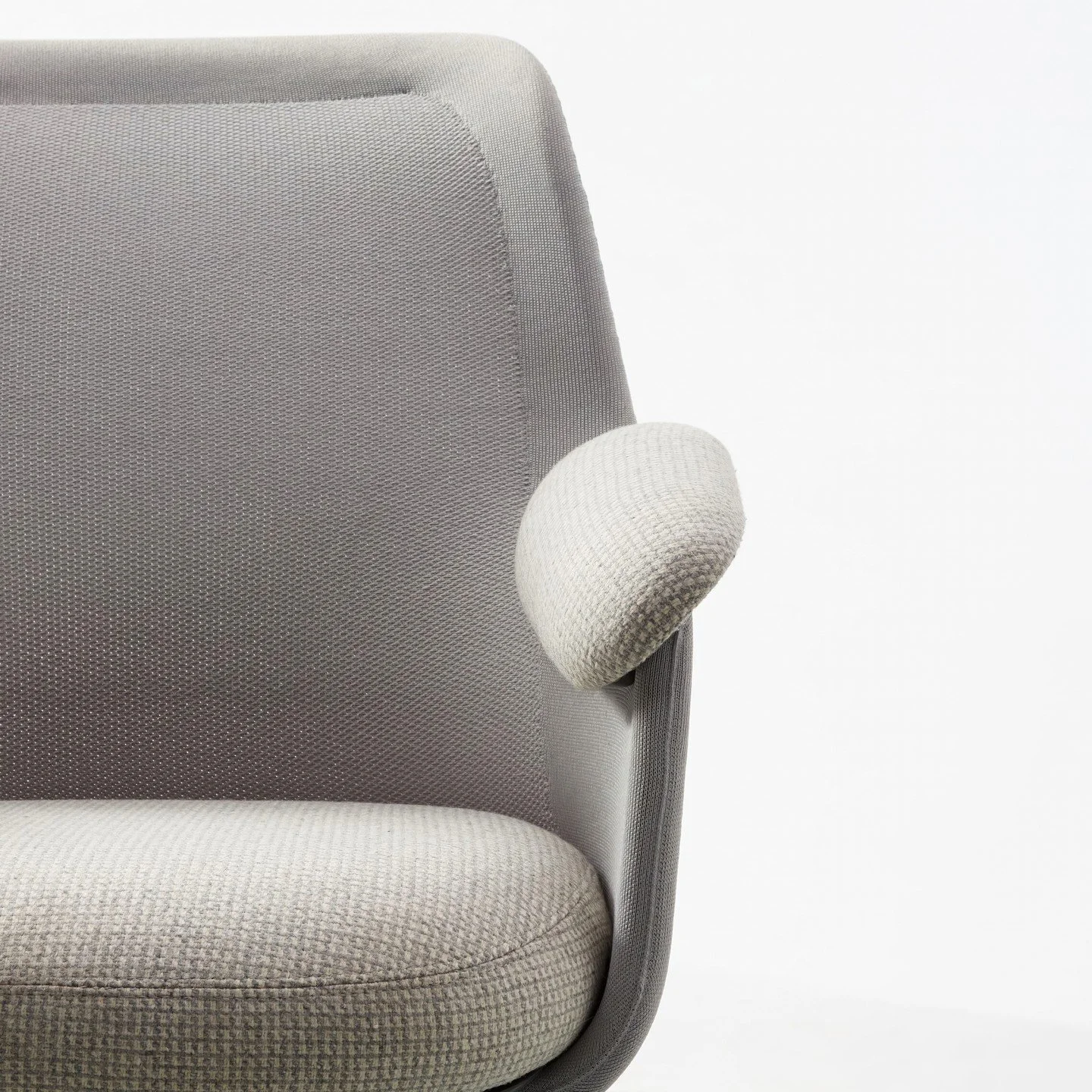 When tailoring meets engineering, magic happens! Introducing Aarea by Teknion, a super comfy, ergonomic, and planet-friendly chair that’s all about smart design and second-life materials. With a knit back made from retrieved marine plastic, thi