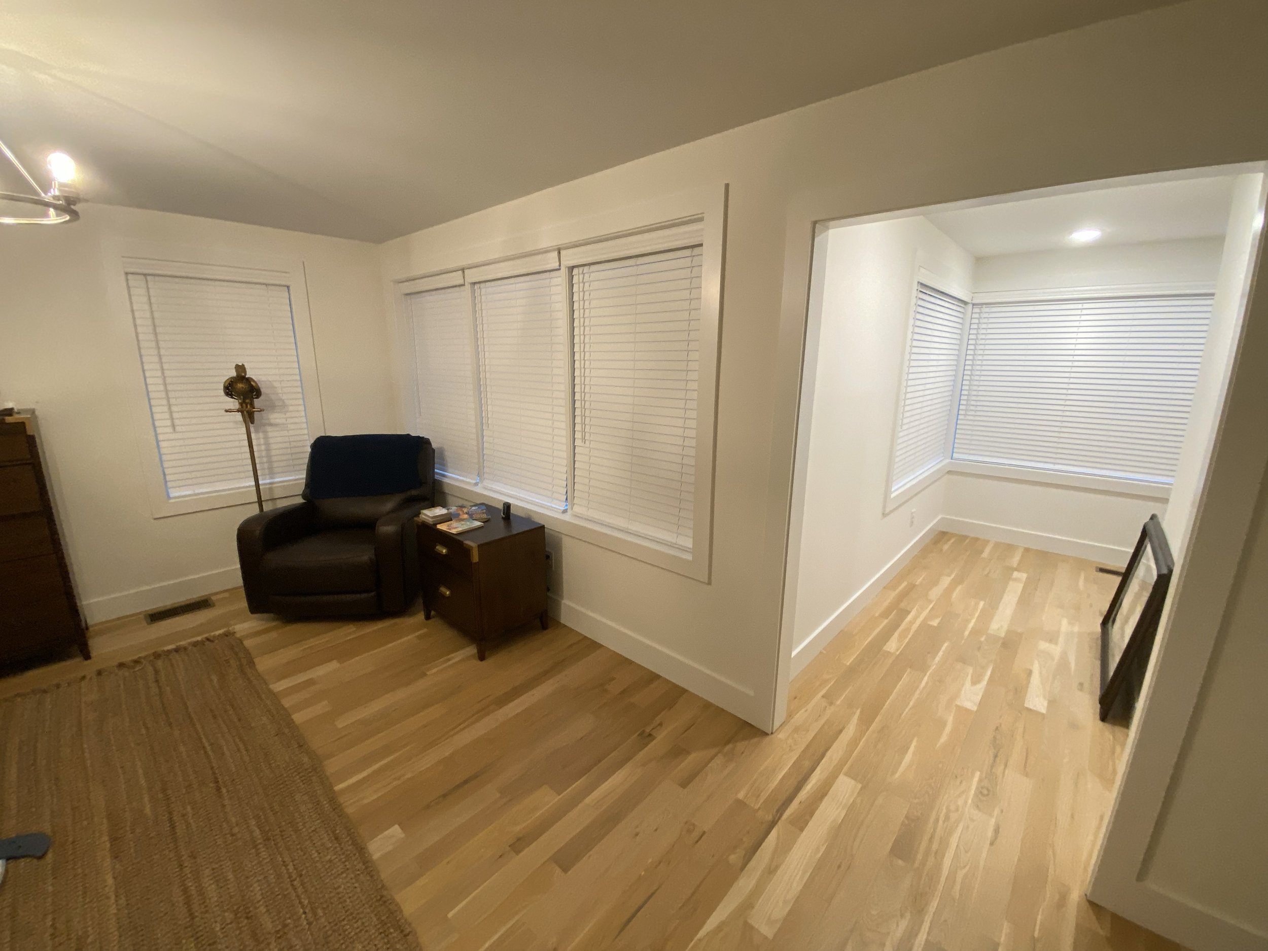 Sitting Room Faux Wood Snow White Blinds