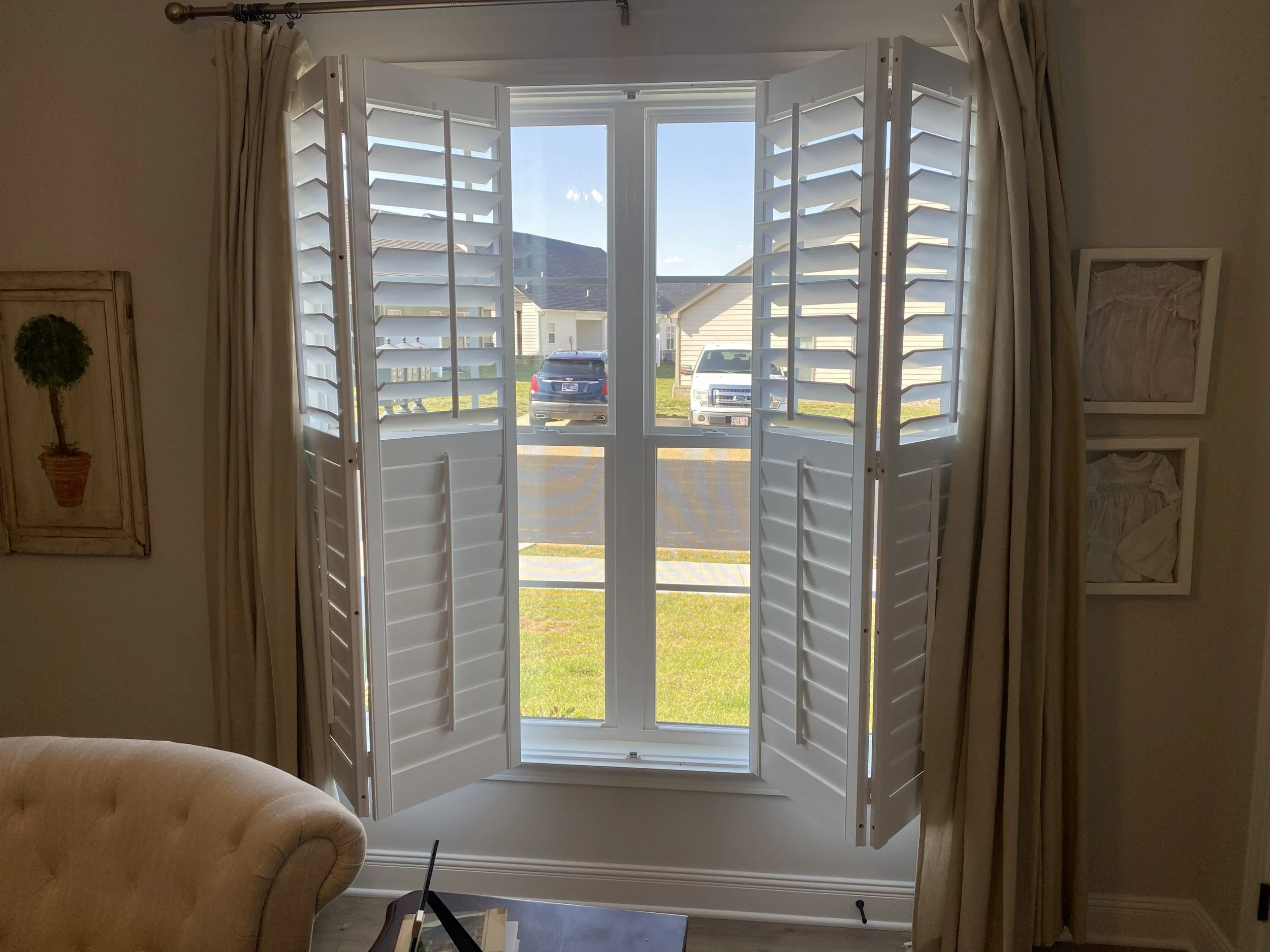 Traditional Tilt Bar Bi-Fold Plantation Shutter