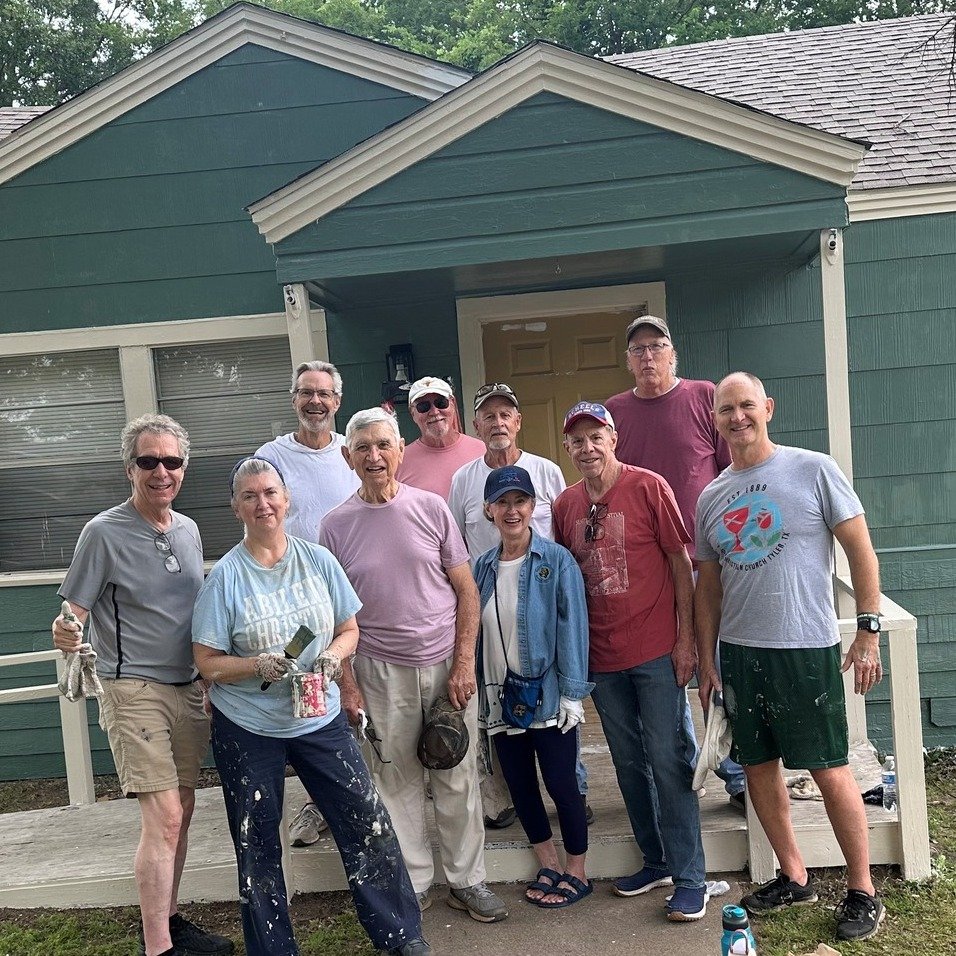 So grateful for everyone who showed up today to help paint a community member&rsquo;s home with @uwsmithcounty ! 🏡💛 When we come together, beautiful things happen.
#UnitedWay #LoveInAction #tylertx  #BeTheLight