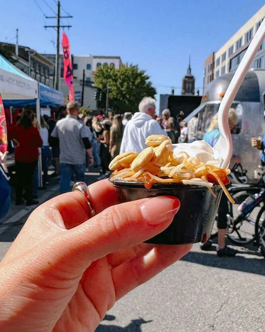 It may be a rainy Tuesday, but sunshine (and spice) are on the way! ☀️🌶️

This Sunday, October 12th (12&ndash;6 PM), swap the gray skies for bold flavors at the @great_chili_cook_off on Clay St. between Market &amp; Jefferson. Soak up the fall vibes