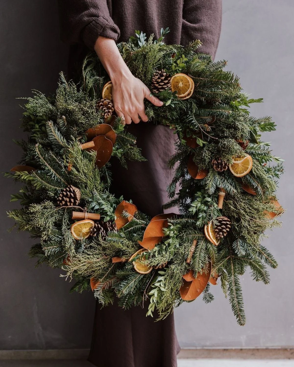 If the holidays had a scent, it would be pine, prosecco, and pure cheer. 🌿🥂✨

Join @thismustbelelieu for their first wreath-making workshop on Nov. 15 at 11AM during Jingle Fest! All guests will be provided all of the fresh wreath, making material,