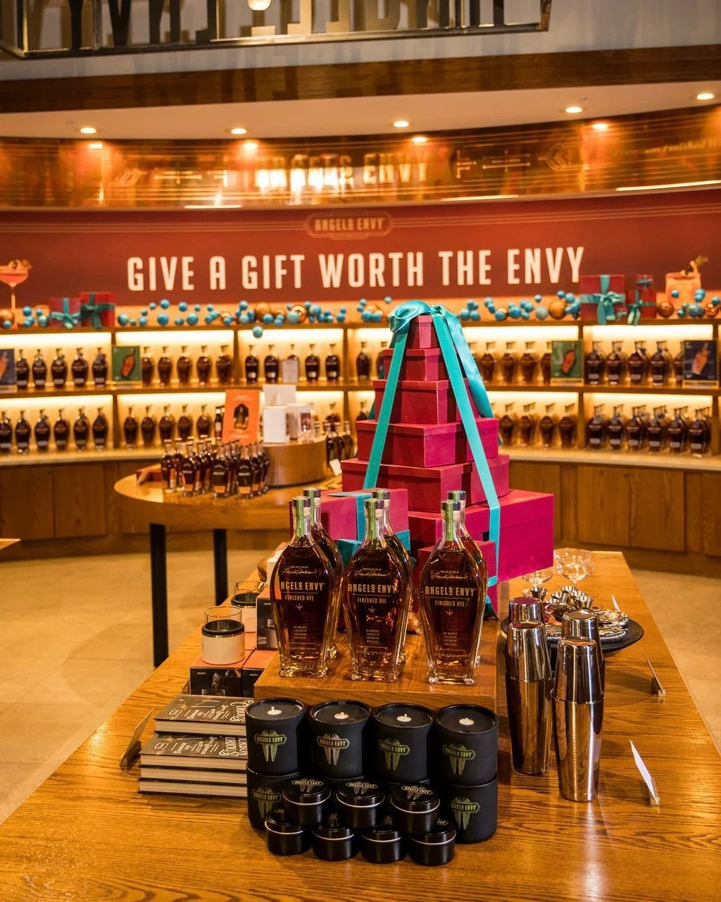 @angelsenvy is officially decked out for the holidays! ✨

Kick off the season in NuLu at their Holiday Spirited Soir&eacute;e on November 18 from 5:30&ndash;8:00 PM!
Sip, shop, and celebrate with:
🎁 Complimentary bottle engraving with purchase
✨ Cus