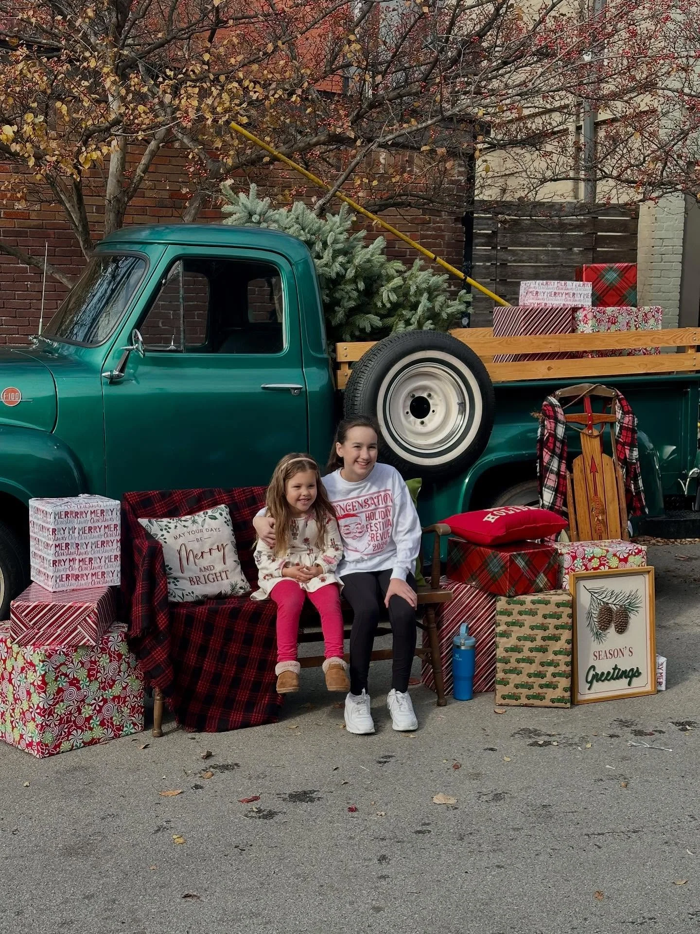 Holiday photo ops around every corner, tag us in your festive photos! 📸