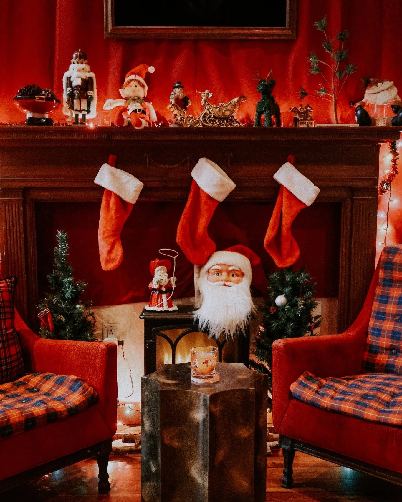 ✨🎄 It&rsquo;s officially time to make spirits BRIGHT, @miracle.on.market opens TODAY at 4PM!

We&rsquo;re throwing it back with pics from last year&rsquo;s holly-jolly takeover, but trust us, this year&rsquo;s decorations are next level. ✨ A brand-n