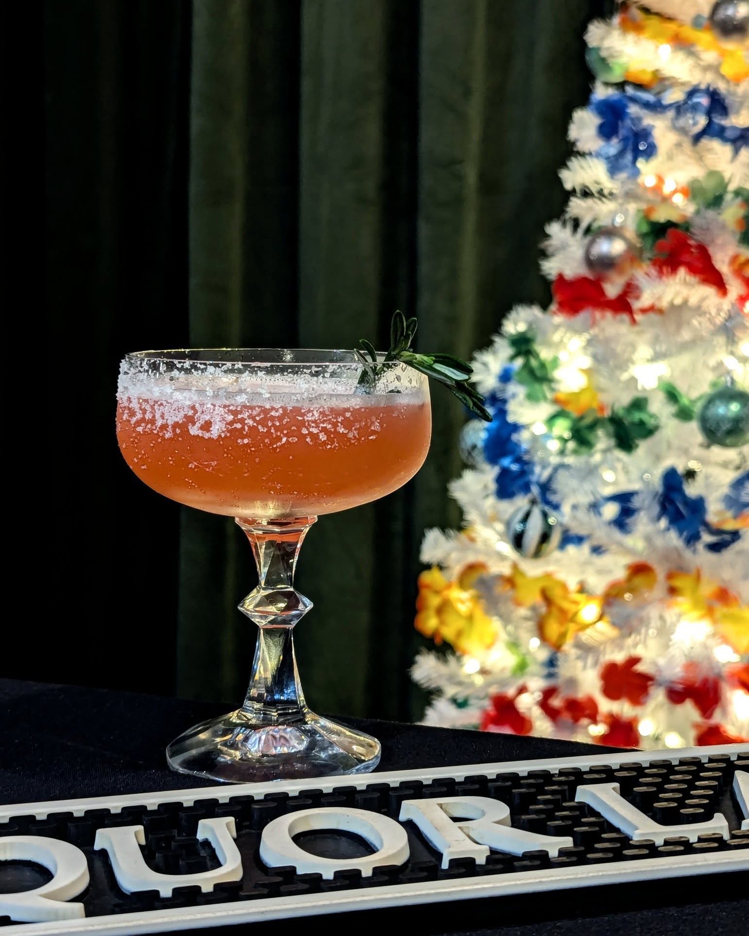 ✨🍸 @liquorlab is turning up the holiday cheer at @nulumarketplace! 

Step into their Holiday Cocktails experience, where expert mixologists guide you through the art of festive drinks, from spiced classics to subtly sweet creations that capture the 