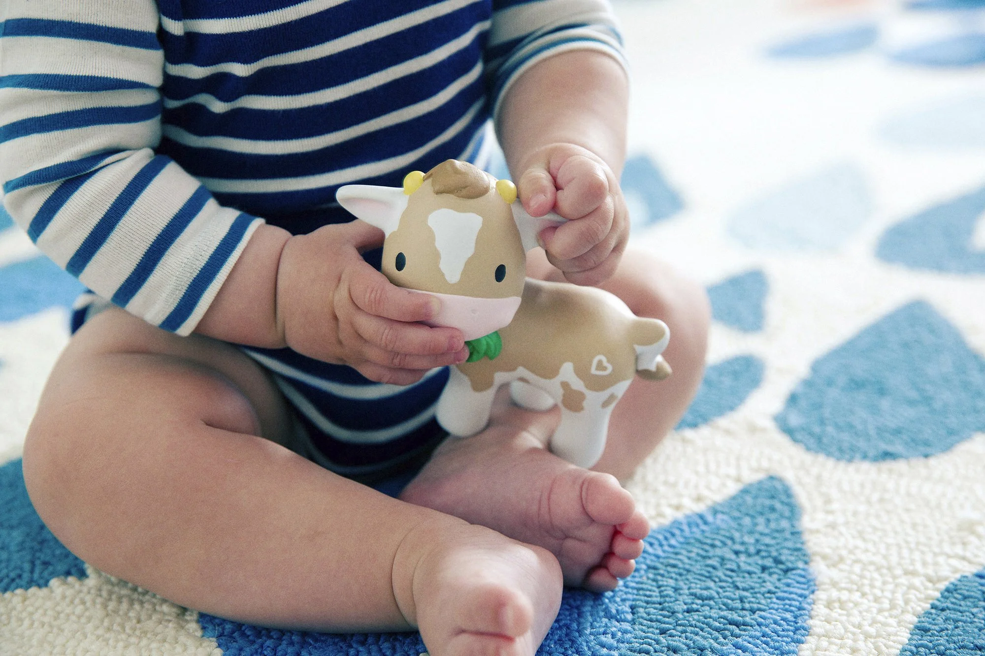 web_munchkin_S5_10829_Cow_Teether_0748-grain.jpg